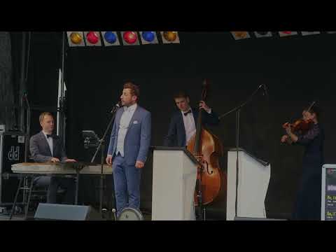 Ensemble Vinoresque - Blume von Hawaii